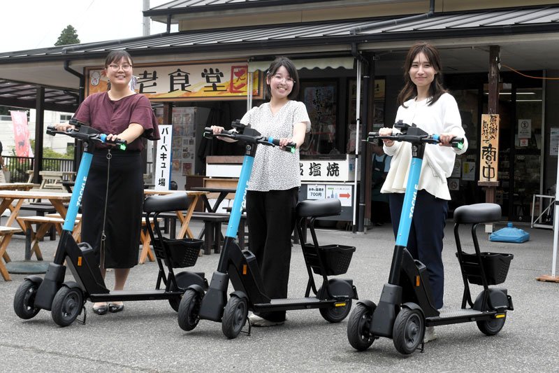 シェアリングサービスの実証運行を始める電動三輪モビリティ＝４日、大多喜町
