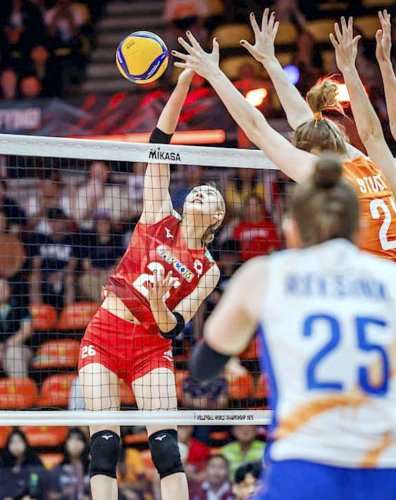 バレーボール女子世界選手権のオランダ戦でスパイクを打つ佐藤淑乃＝３日、バンコク（Ｖｏｌｌｅｙｂａｌｌ　Ｗｏｒｌｄ提供）（共同）