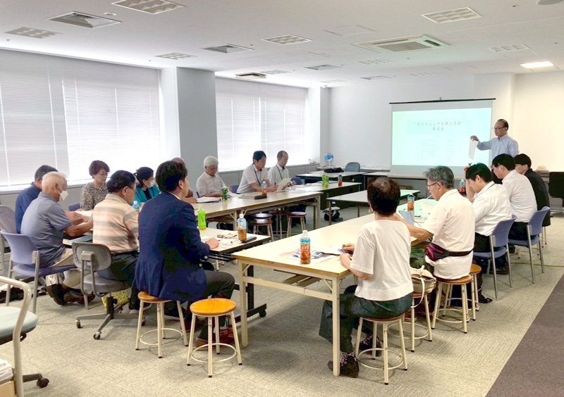 「ライドシェアを考える会」の発足式で説明する小林さん＝香取市（同会提供）