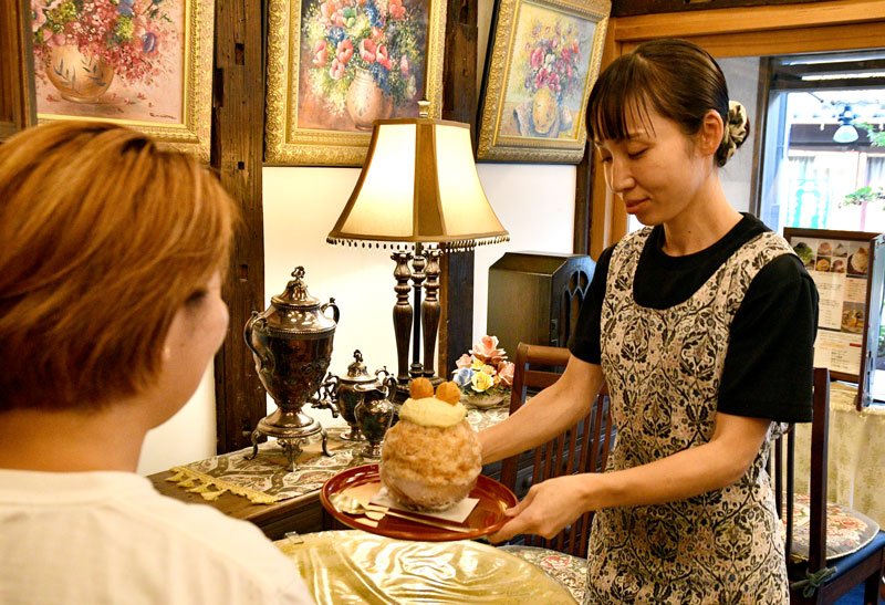 佐原、なぜかき氷激戦区？　「茶屋花冠本店」主人・食品学者松本青山さんに聞いてみた　夏の涼、町並みと相性良く　マップや催し、地域一丸　【ちば特　千葉日報特報部】