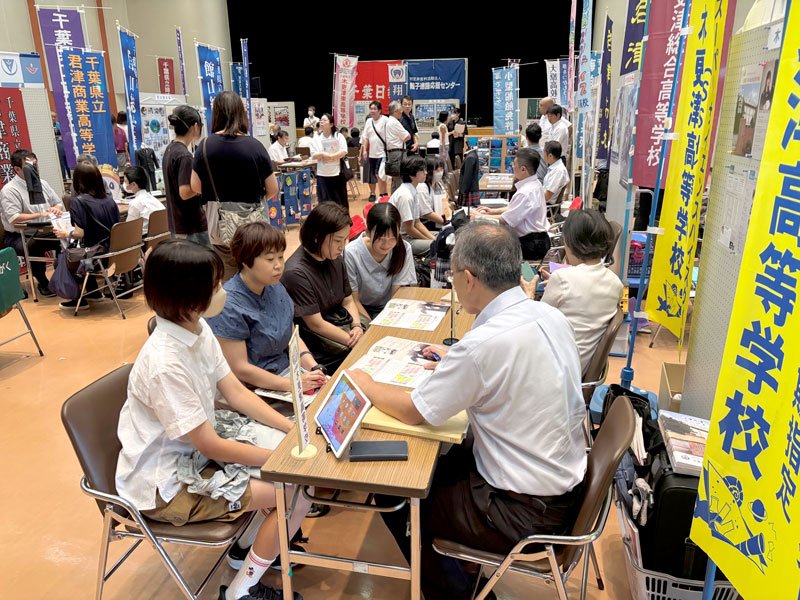 学校のブースで受験相談をする受験生ら＝７日、木更津市
