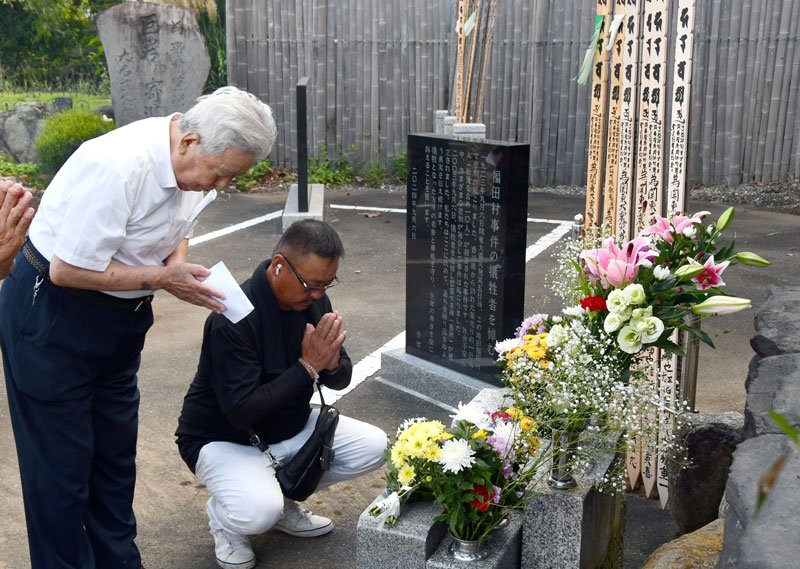 関東大震災福田村事件犠牲者追悼慰霊碑の前で手を合わせる市川さん（左）と中嶋さん＝７日、野田市