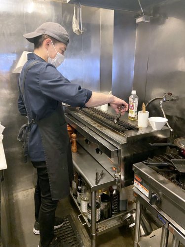 厨房に立つ柳原さん