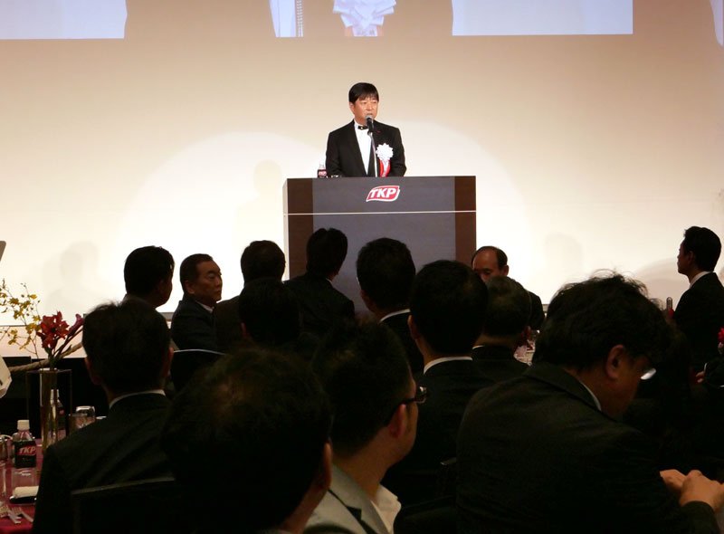 創業２０周年記念式典であいさつする河野社長＝９日、千葉市美浜区