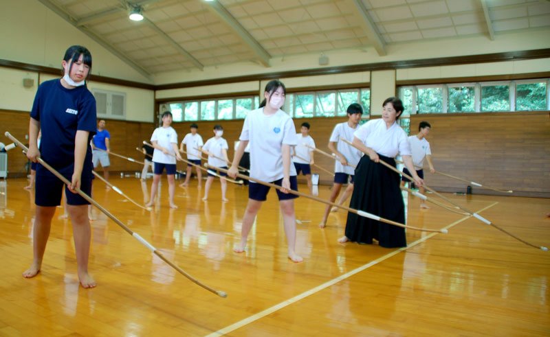 なぎなたの基本動作を学ぶ生徒＝１１日、市原市立市東中
