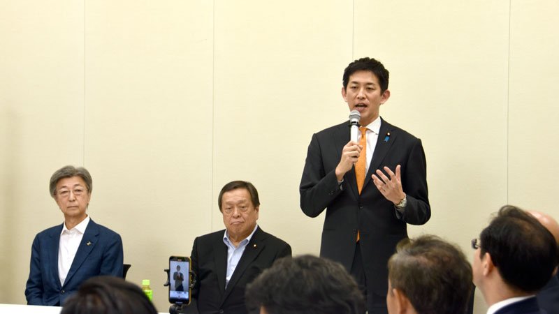 総裁選への出馬意向を表明する前に勉強会を開いた小林氏（右）。県選出議員も駆けつけ、浜田氏（中央）と石井氏があいさつした＝１１日、国会