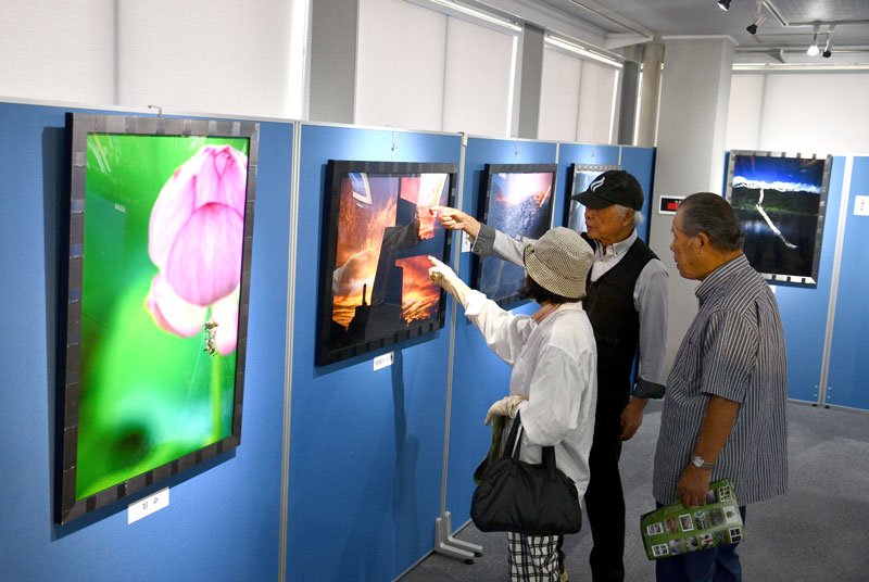 写真展では愛好家がさまざまな場所で撮影した作品が楽しめる＝１６日、東庄町
