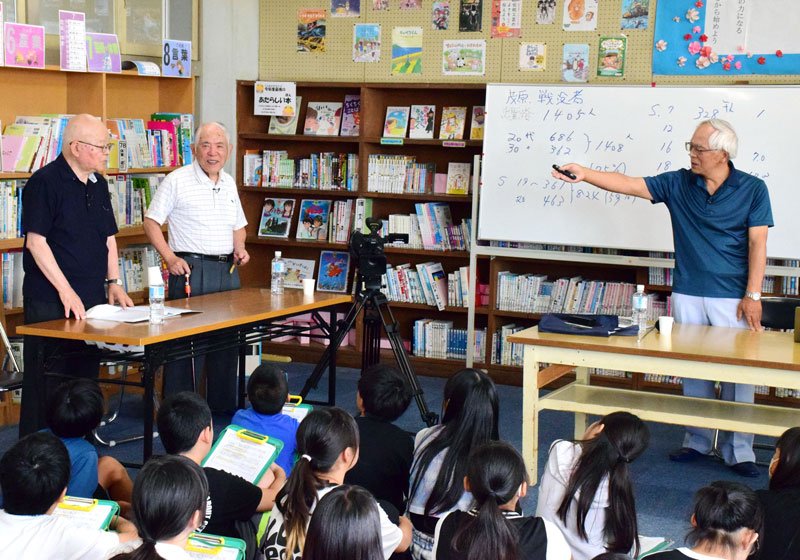 出前授業で語り部となった（左から）清水さん、中村さん、丸島さん＝１６日、茂原市立中の島小
