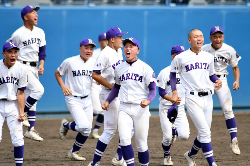 習志野―成田　今夏敗れた習志野を下し、喜ぶ成田ナイン＝県総合ＳＣ
