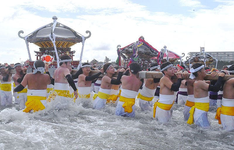 【写真多数】「汐ふみ」漁師町熱気　神輿、一斉に荒海へ　いすみ　大原はだか祭り