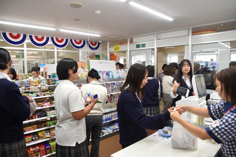 千葉県内公立高校初のコンビニ「ヤマザキショップ市立松戸高校店」がオープンし、早速飲み物やお菓子などを買い求める生徒たち＝２５日、松戸市
