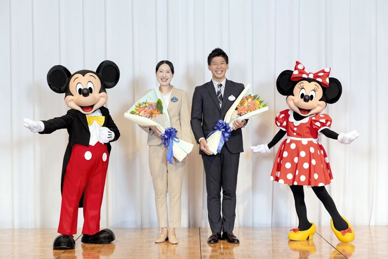 東京ディズニーリゾート（ＴＤＲ、浦安市）の「２０２６－２７年　ＴＤＲアンバサダー（候補）」に亀田真吾さん（３３）と浜中ひかるさん（２９）が選ばれた＝写真（オリエンタルランド提供）。２人はＴＤＲの“顔”に就任する喜びを語り、各地で展開する親善、福祉、広報活動で「ハピネスをお届けしたい」と意気込んだ。