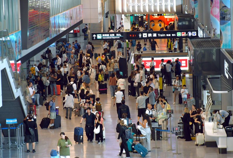 訪日外国人を中心に多くの旅客が行き交う成田空港の国際線到着ロビー＝８月、成田市
