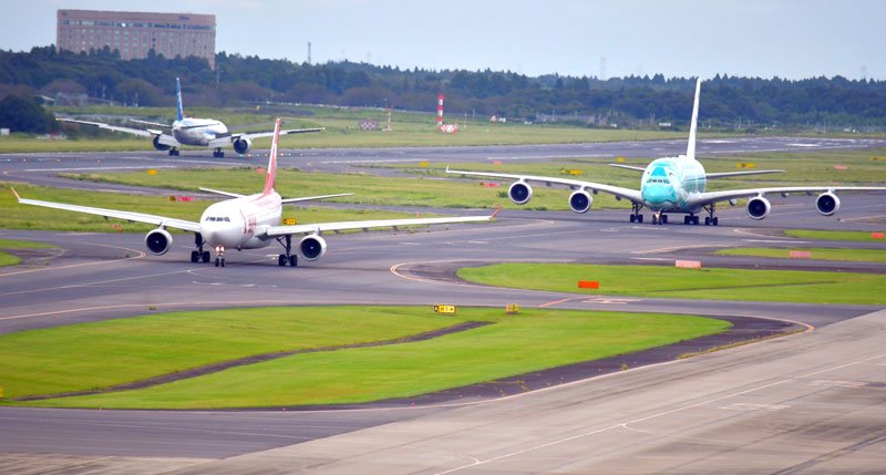 航空機が行き来する成田空港の滑走路（奥）と誘導路＝９月、成田市
