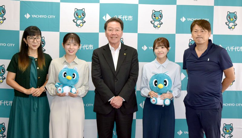 服部市長（中央）に「八千代物語」をＰＲする大橋監督（右端）と出演者＝八千代市役所