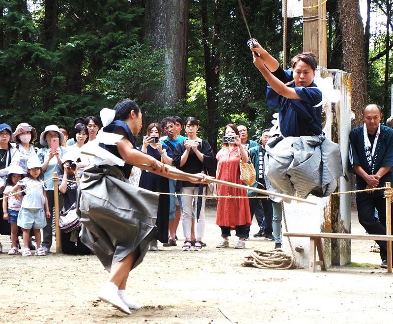 勇壮な技、見物客魅了　三島の棒術　頼朝伝説、息合わせ４演目　文化の秋、伝統舞う　君津