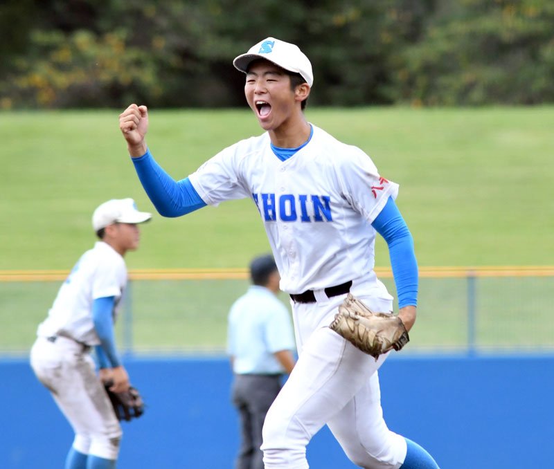 千葉学芸―八千代松陰　６回表を無失点に抑え、右拳を掲げてベンチに戻る八千代松陰の勇＝県総合ＳＣ