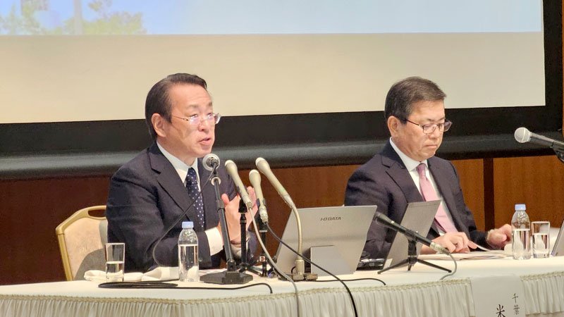 記者会見で経営統合について説明する千葉銀の米本頭取（左）と千葉興銀の梅田頭取＝２９日、千葉市中央区（共同）
