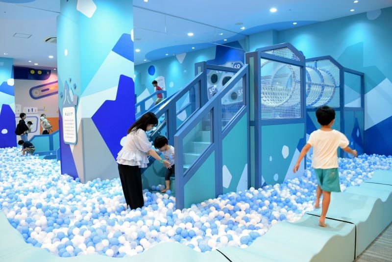 イオンモール幕張新都心に屋内型の子どもの遊び場「ちきゅうのにわ」が誕生した。地球や自然、ＳＤＧｓ（持続可能な開発目標）をテーマに遊びながら学べる施設で、うだるような暑さが続く中、屋外遊びが難しい親子の受け皿となっている＝千葉市美浜区