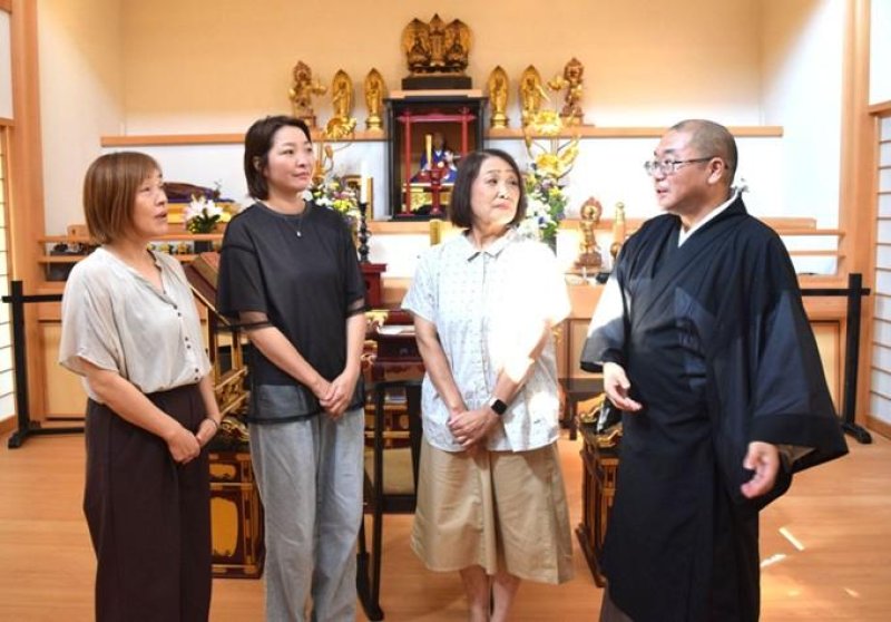 イベントを開催するメンバー＝船橋市の上行寺船橋別院