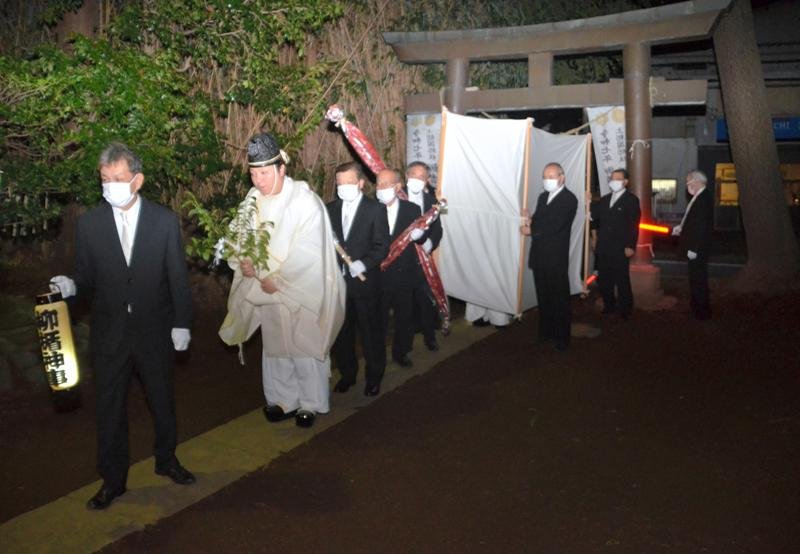 本殿に到着した行列＝２０日夜、市原八幡神社