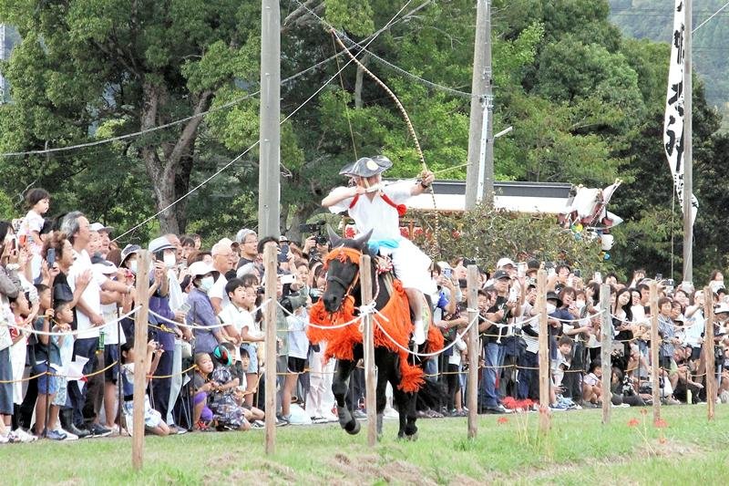 流鏑馬でコメ豊凶占う　矢に歓声、来年は「平年並み」　鴨川・吉保八幡神社