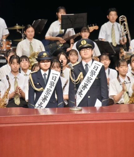 一日警察署長を務めた市立松戸高の渡辺さん（右）と長谷川さん＝１８日、松戸市