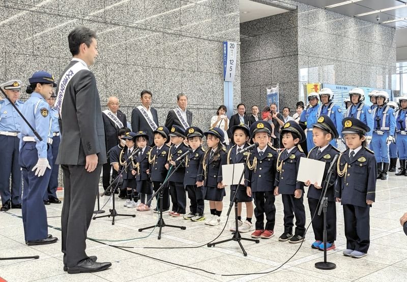 熊谷知事と青山県警本部長の前で、交通安全の誓いをする園児たち＝１９日、県庁