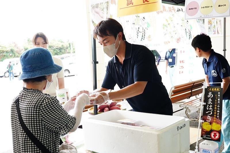焼き芋の試食を買い物客らに配り、味わってもらったイベント＝銚子市
