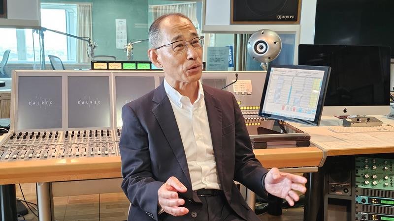 インタビューで今後の戦略を語る細貝社長＝千葉市美浜区のベイエフエム本社
