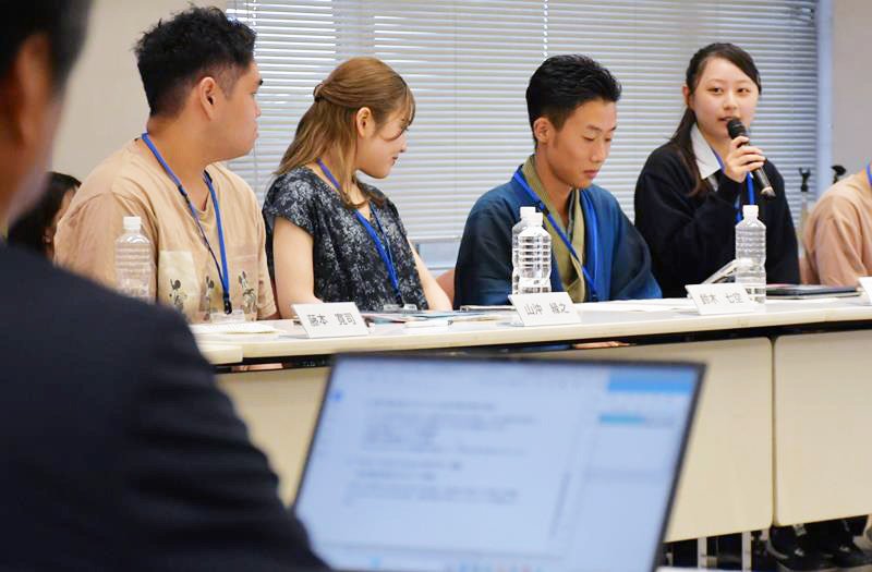 成田市の幹部らから出た質問に若者ならではの目線で堂々と答えるこども未来政策委員会の参加者＝市役所
