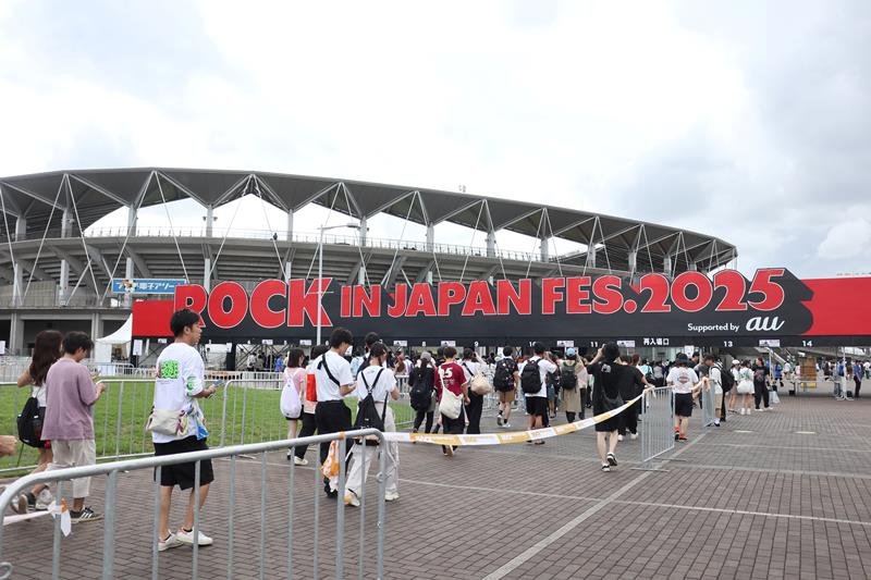 ロッキンの会場には県内外から大勢の客が来場した＝９月２０日、千葉市蘇我スポーツ公園
