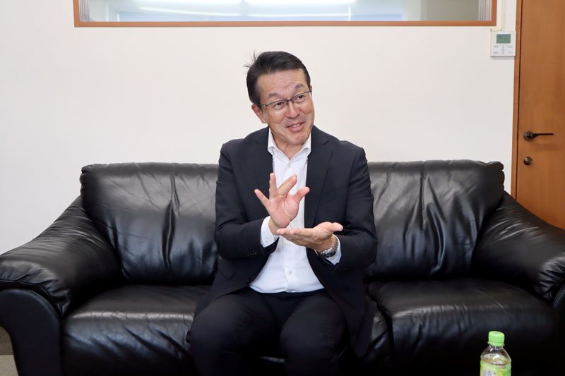 インタビューに応じる銚子丸の石井社長＝千葉市美浜区
