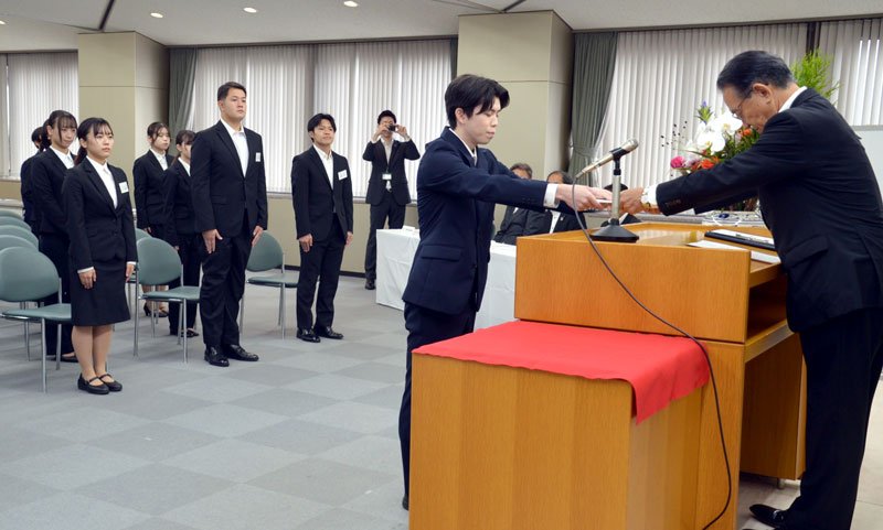「変化楽しんで」活躍期待　千葉県内主要企業内定式　「県に貢献したい」と抱負　千葉銀、京葉銀、千葉信金、オリエンタルランド