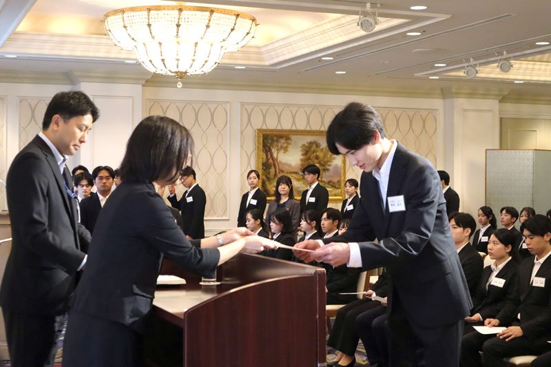 「変化楽しんで」活躍期待　千葉県内主要企業内定式　「県に貢献したい」と抱負　千葉銀、京葉銀、千葉信金、オリエンタルランド