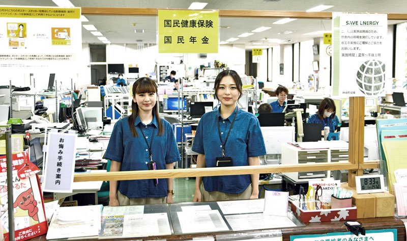 “藍”まとい役場一体に　職員お手製シャツで勤務　神崎町合併７０周年、発酵ＰＲ