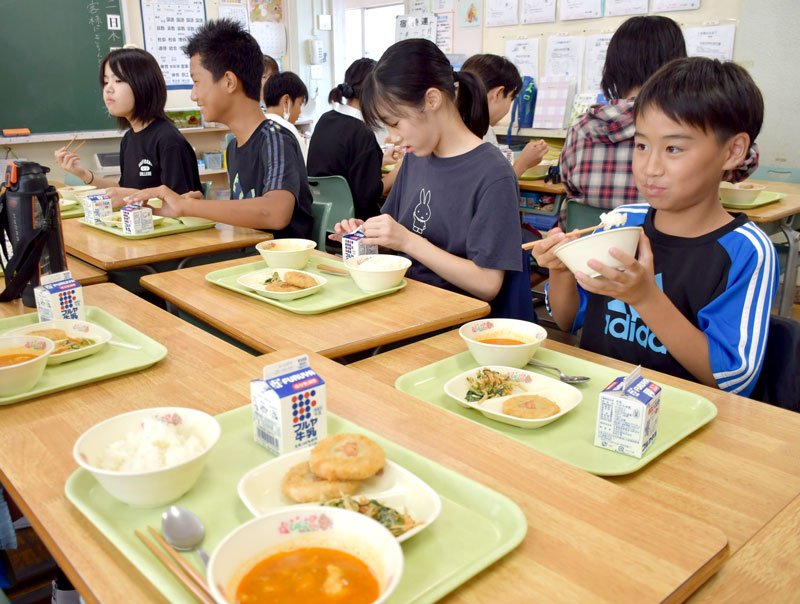 芝山町産の野菜やコメが使用された記念給食を楽しむ芝山小の児童＝２日