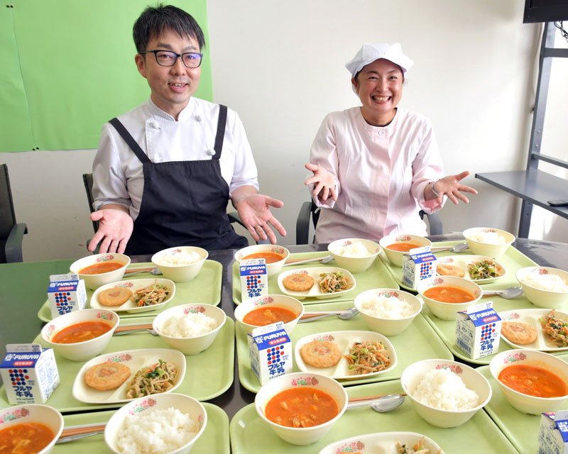 給食は“芝山の味”　チキン、コロッケに笑顔　町制７０周年