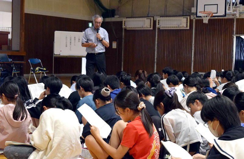 法典小の学校日誌を基に特別授業を行う山本さん＝船橋市
