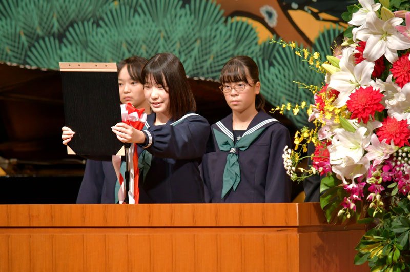 芝山町制施行７０周年の記念式典で町民憲章の朗読を担った芝山中の生徒＝５日