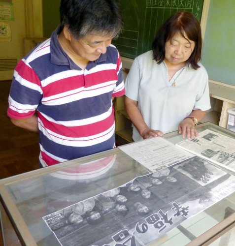 映画の資料を見る前川さん（左）と高垣さん＝市原市立寺谷小