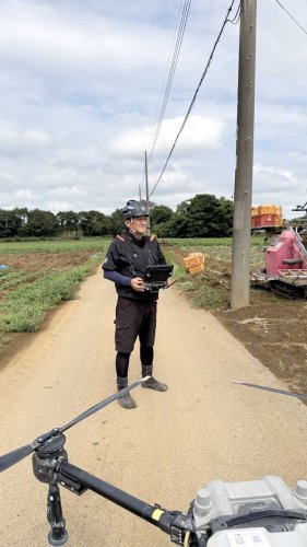 ドローンを操縦する担当者