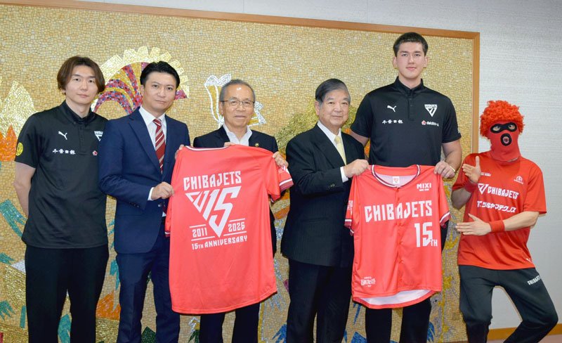 ホーム開幕戦を前に船橋市役所を訪れた西村選手（左端）と加藤選手（右から２人目）