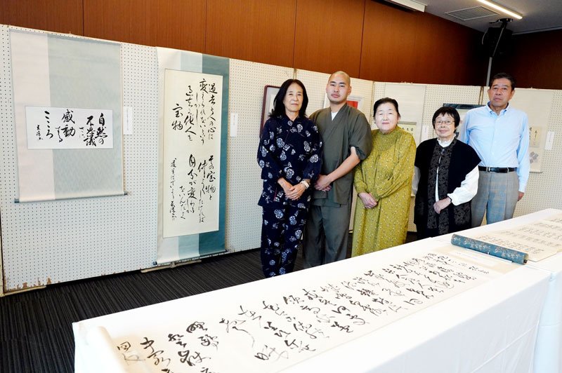 「万謝展」を紹介する書家の金子春洋さん（左）ら＝勝浦市

