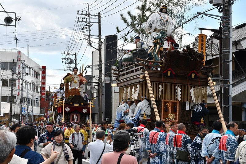 佐原の大祭秋祭りが開幕し、午前中から観光客らでにぎわった＝１０日、香取市