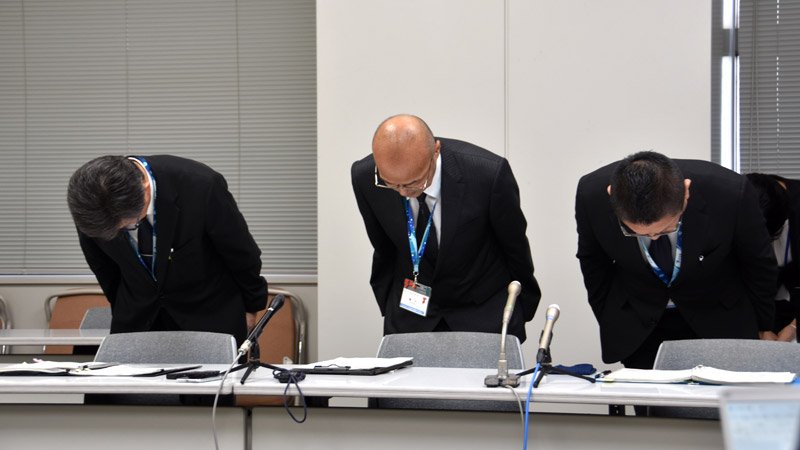 記者会見で教諭の懲戒処分を公表し、謝罪する細川義浩教育次長（中央）ら＝１５日、千葉県庁