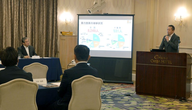 反社の情勢などについて説明する県警の担当者＝千葉市中央区

