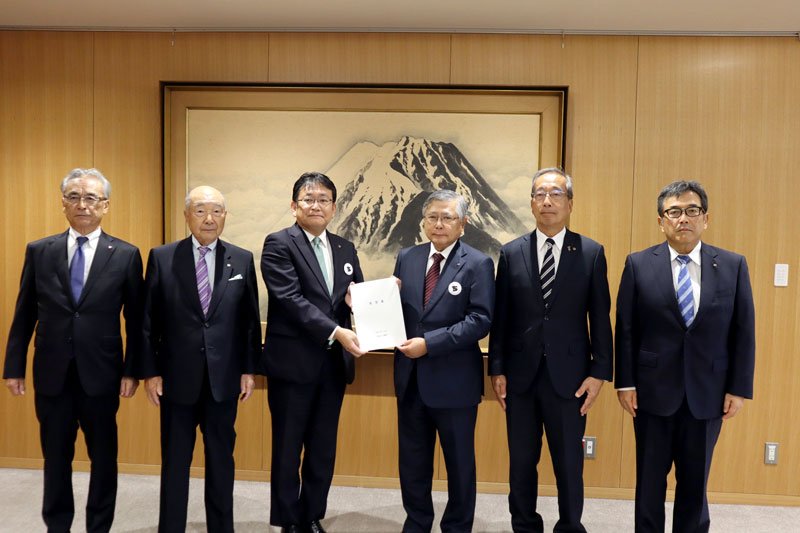 神谷市長（左から３人目）に要望書を手渡す佐久間会頭＝１６日、千葉市役所