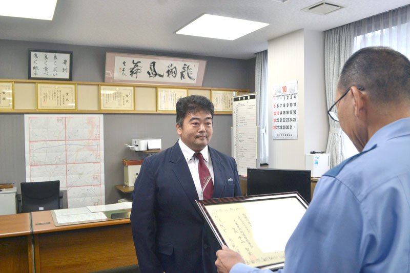 感謝状が贈られた山中さん＝四街道署