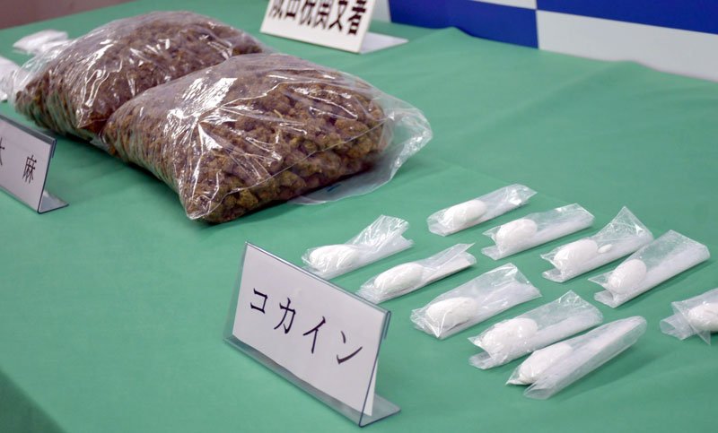 成田空港で押収されたコカインなどの不正薬物＝成田市